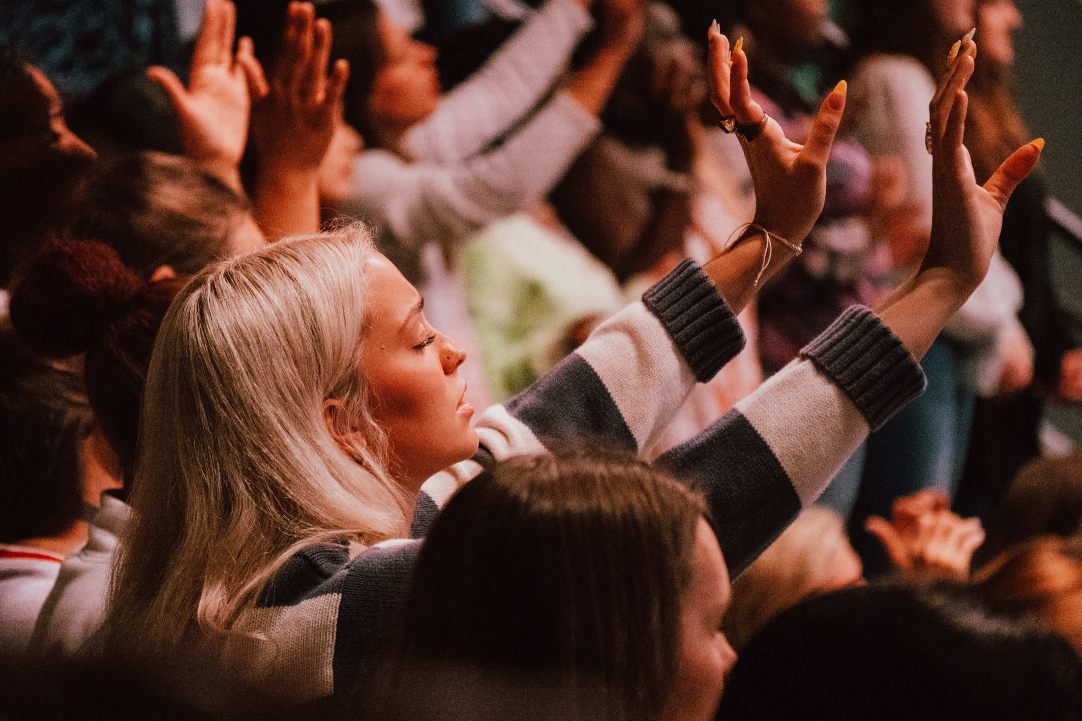 Women worshipping at The Home Team Mom's Conference
